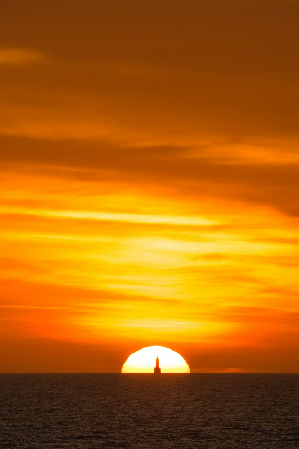 地平線に沈む夕日