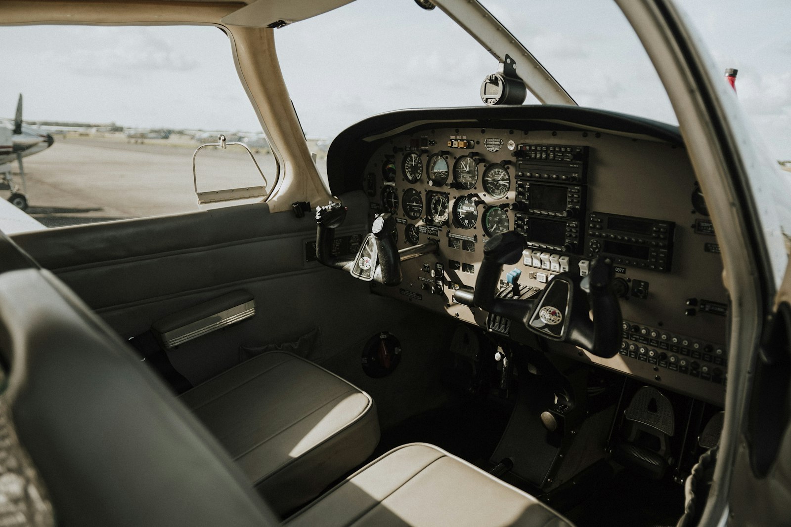 Sony a7 III + Canon 18-35mm F1.8 DC HSM | Art 013 sample photo. Empty airplane photography