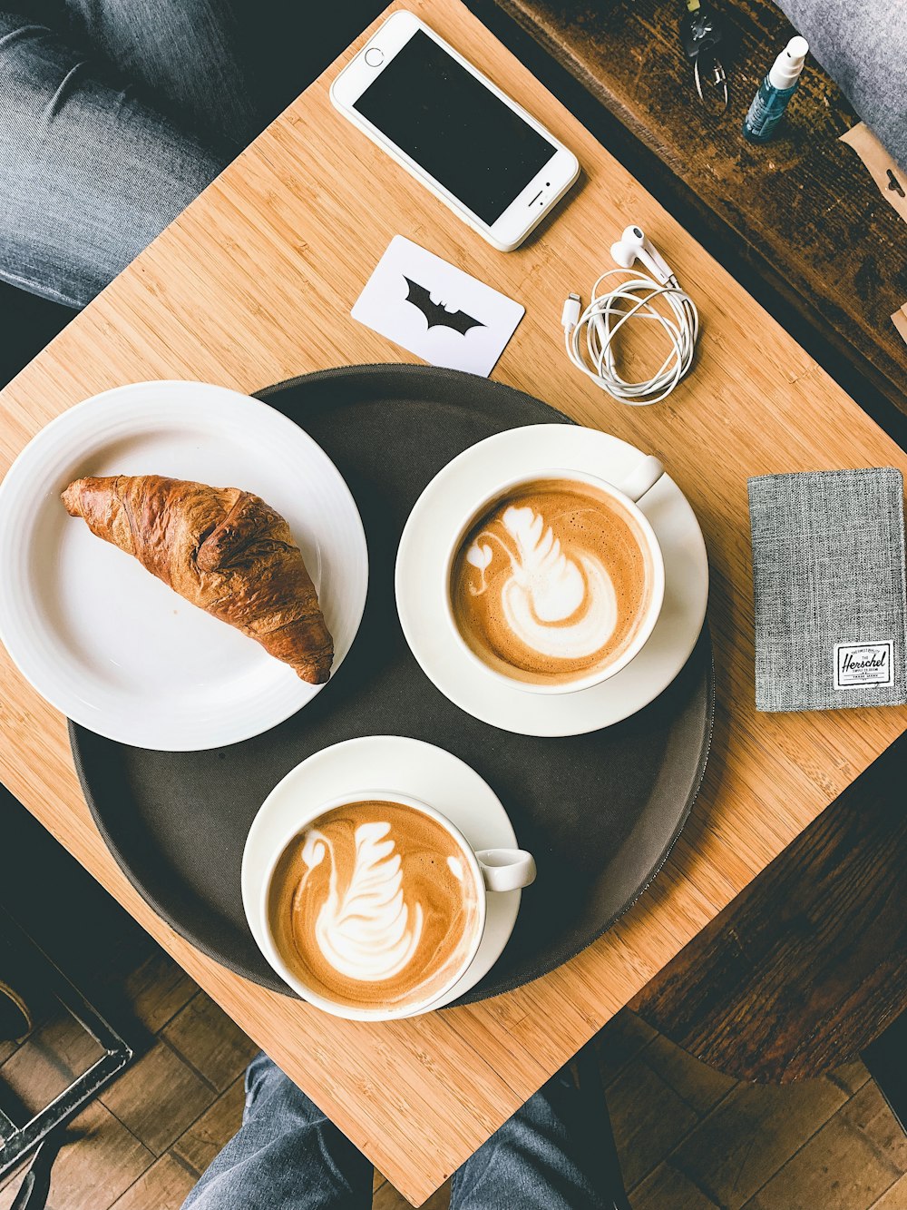 xícara de chá de cerâmica branca com café