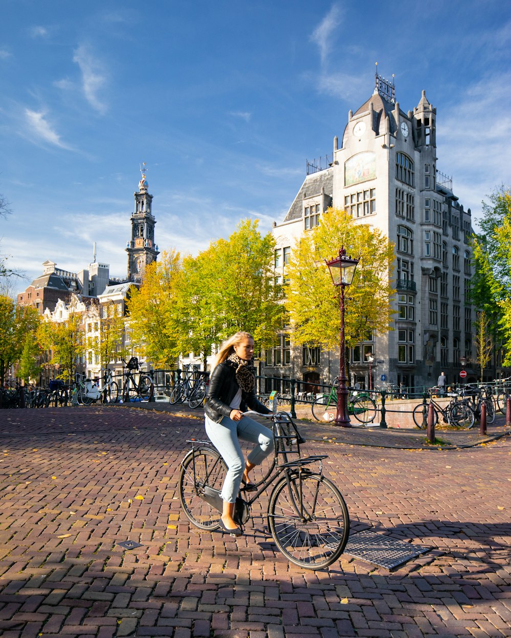 woman in cruiser bike in city