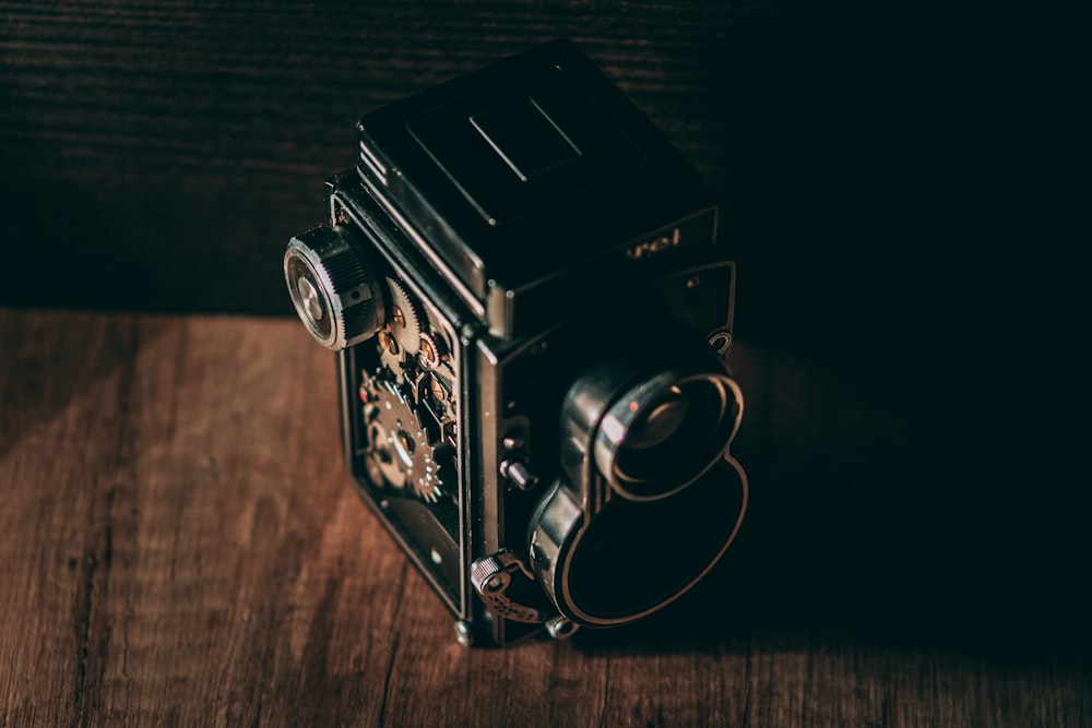 Fotocamera vintage nera e grigia