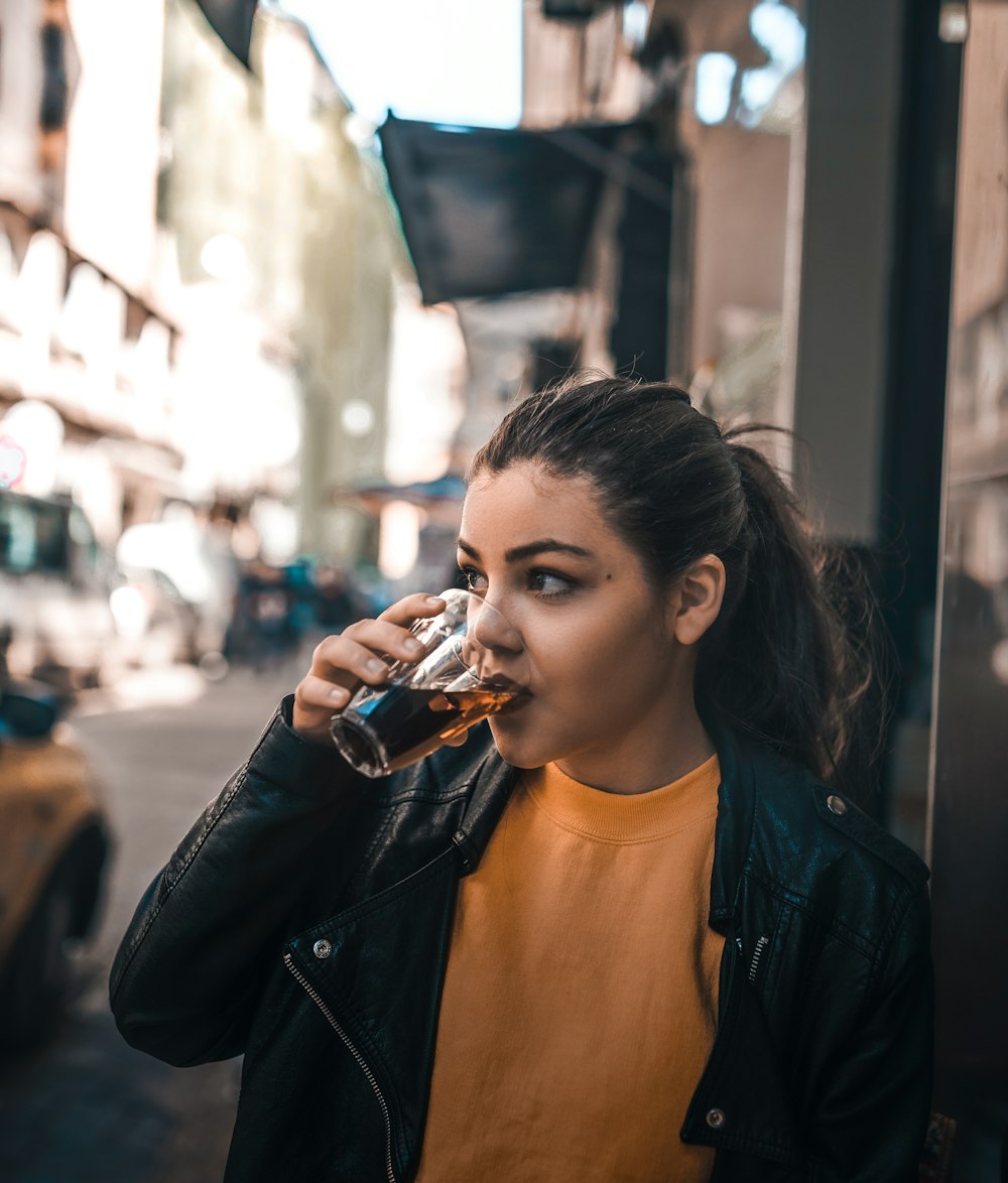 Mujer bebiendo en vaso