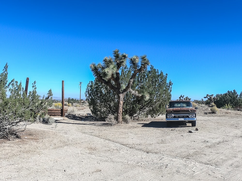 Vehículo marrón en el desierto
