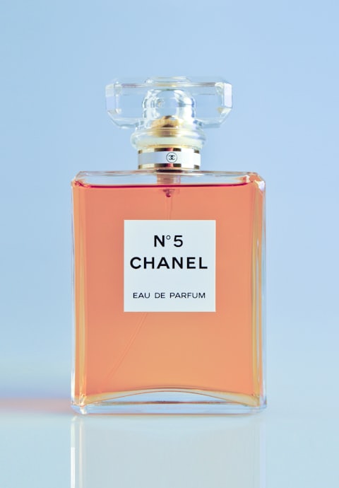 Frasco de perfume sob luz suave