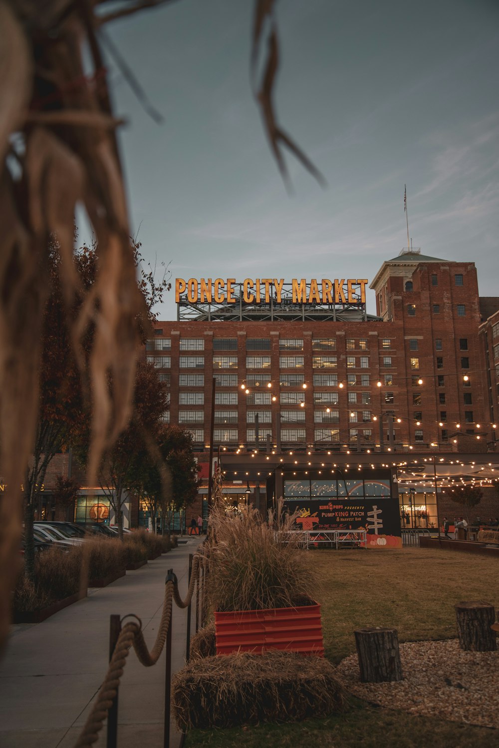 Ponce City Market Gebäude unter grauem Himmel