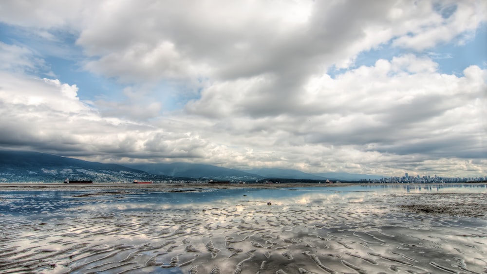 Fotografía de paisaje de cuerpo de agua