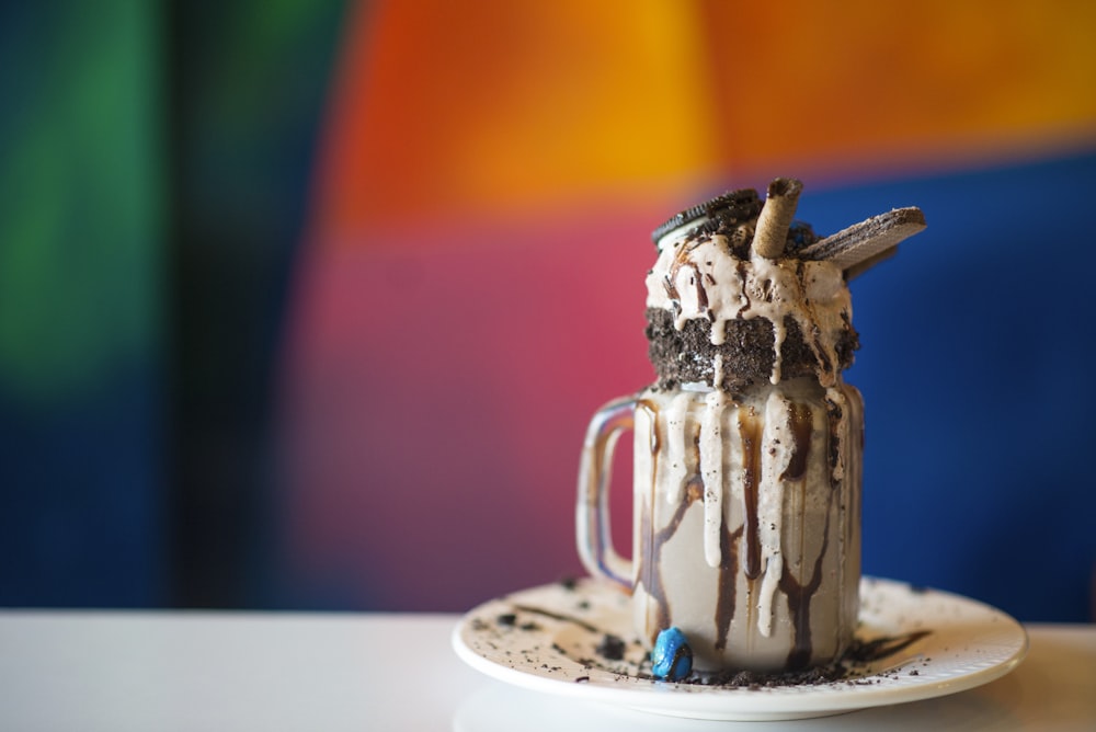 taza de helado en la mesa