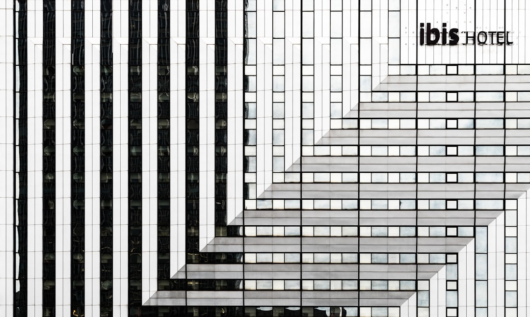 Ibis Hotel, Lines