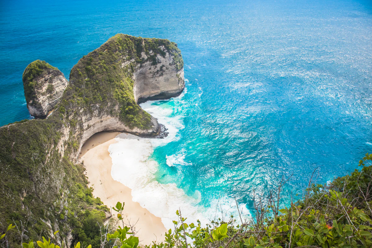 Kelingking T-Rex Cliff Descent & Secluded Beach Expedition