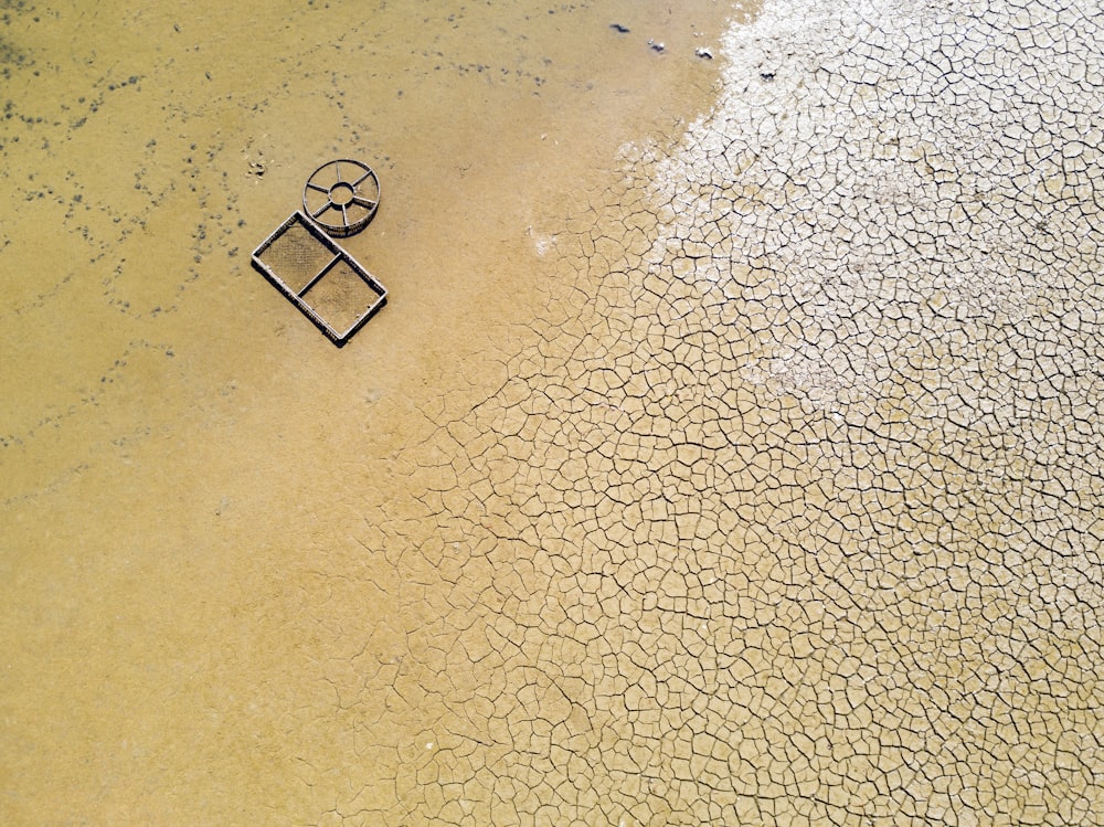 모래 위에 사각형 모양의 물체가 있는 해변의 조감도
