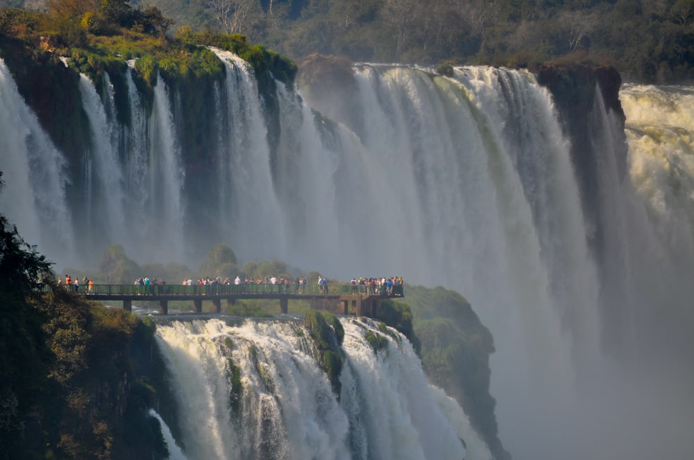 Menschen, die einen großen Wasserfall betrachten