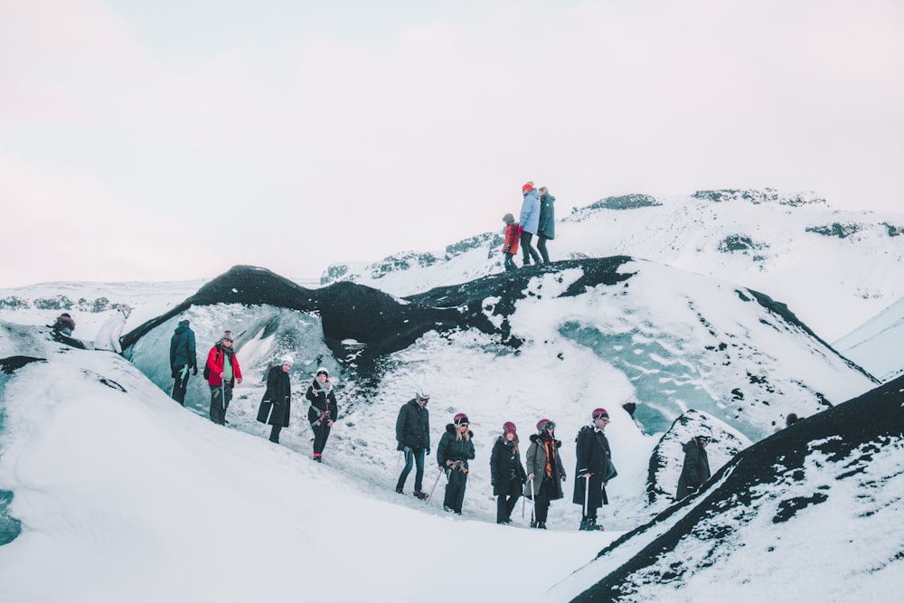 personnes marchant sur une montagne enneigée