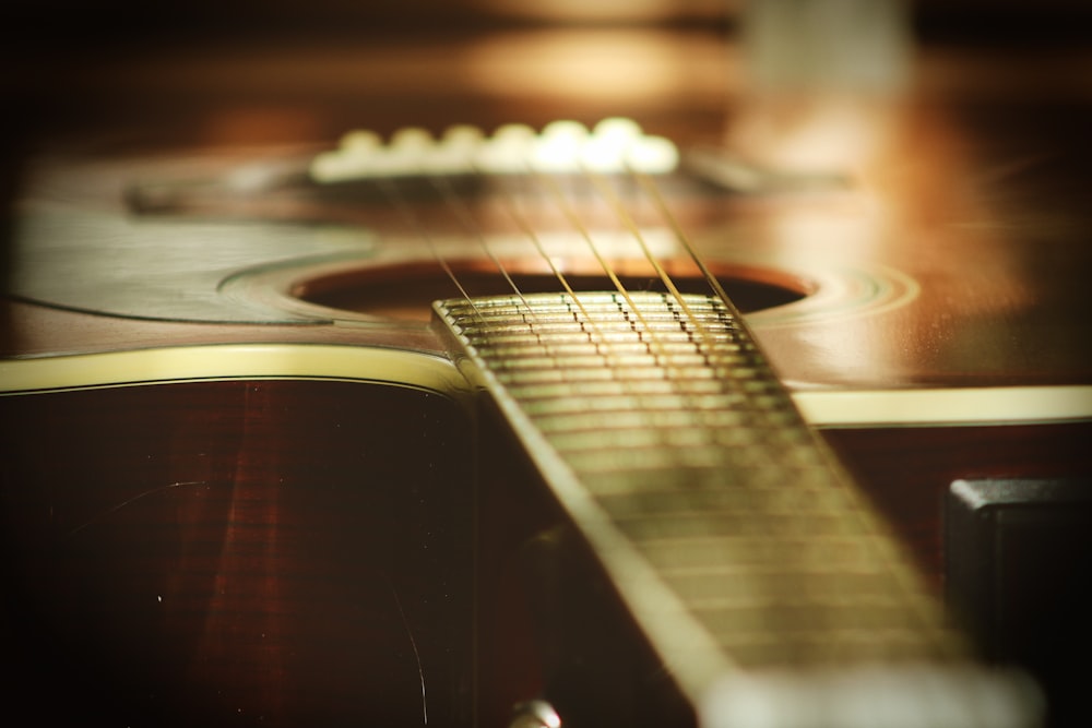 Selektive Fokusfotografie von klassischer Gitarre aus Holz