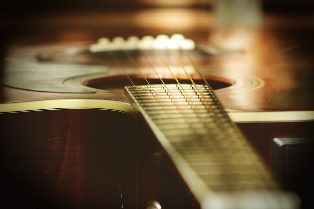 Fotografia a fuoco selettiva di chitarra classica in legno