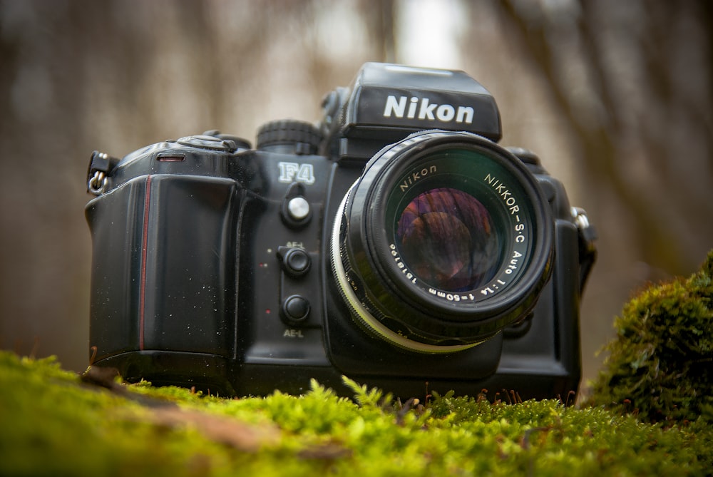 Nahaufnahme der schwarzen Nikon DSLR-Kamera