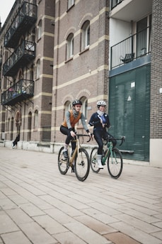 2 femmes en vélo pour leur activité sportive quotidienne 