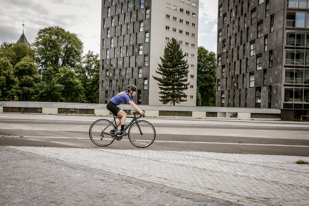 前傾姿勢で漕ぐ自転車や少し細身のデザイン性の高い自転車