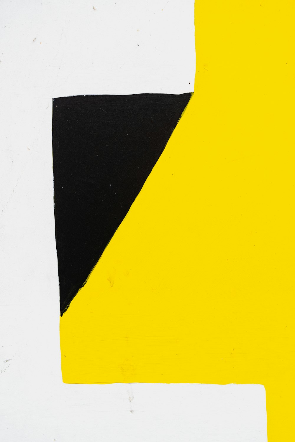 un carré noir et jaune avec un rectangle blanc