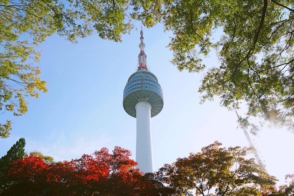 Weißer und grauer Turm unter blauem Himmel während des Tages