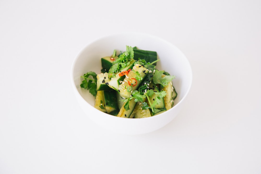 Ensalada de verduras en rodajas en un bol