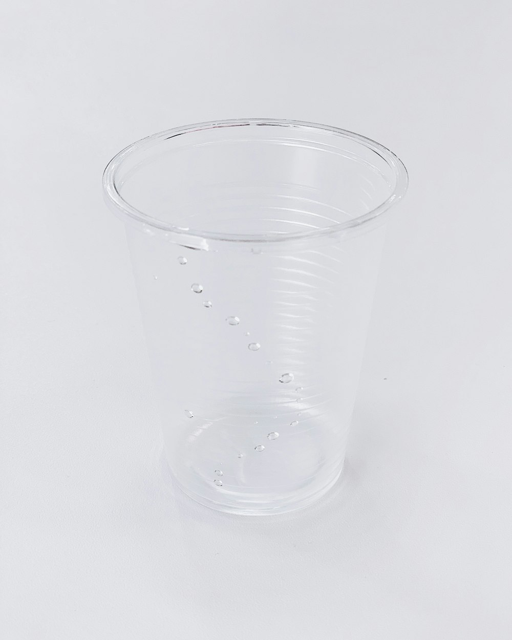 透明なプラスチック製のコップ