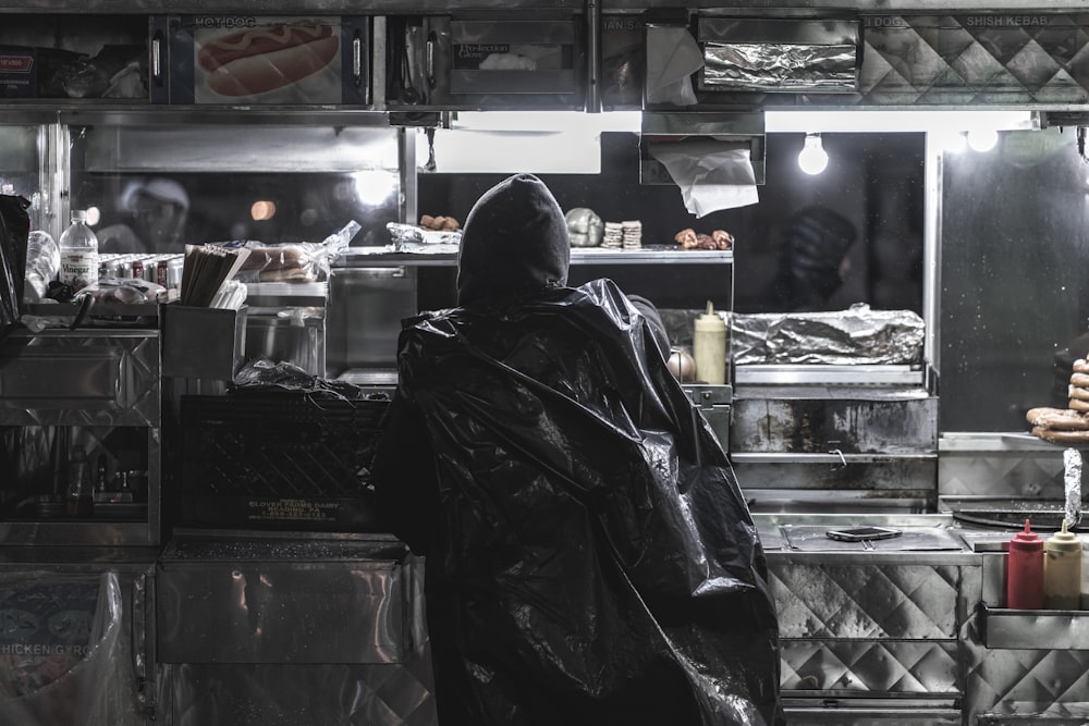 Fotografía en escala de grises de una persona con chaqueta de cuero negro