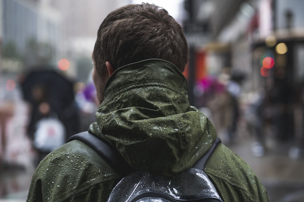 Photographie en gros plan d’un homme portant un sweat à capuche vert