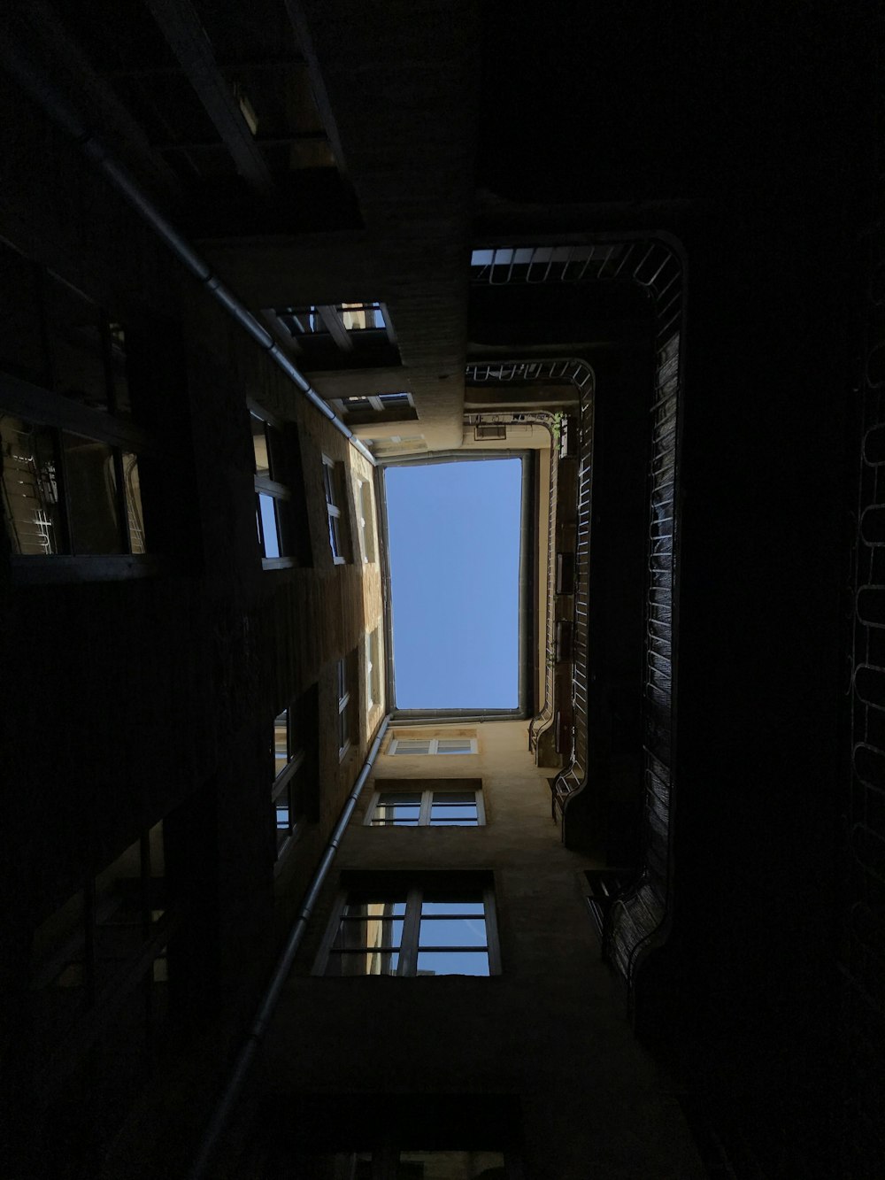 Fotografia de baixo ângulo do edifício marrom