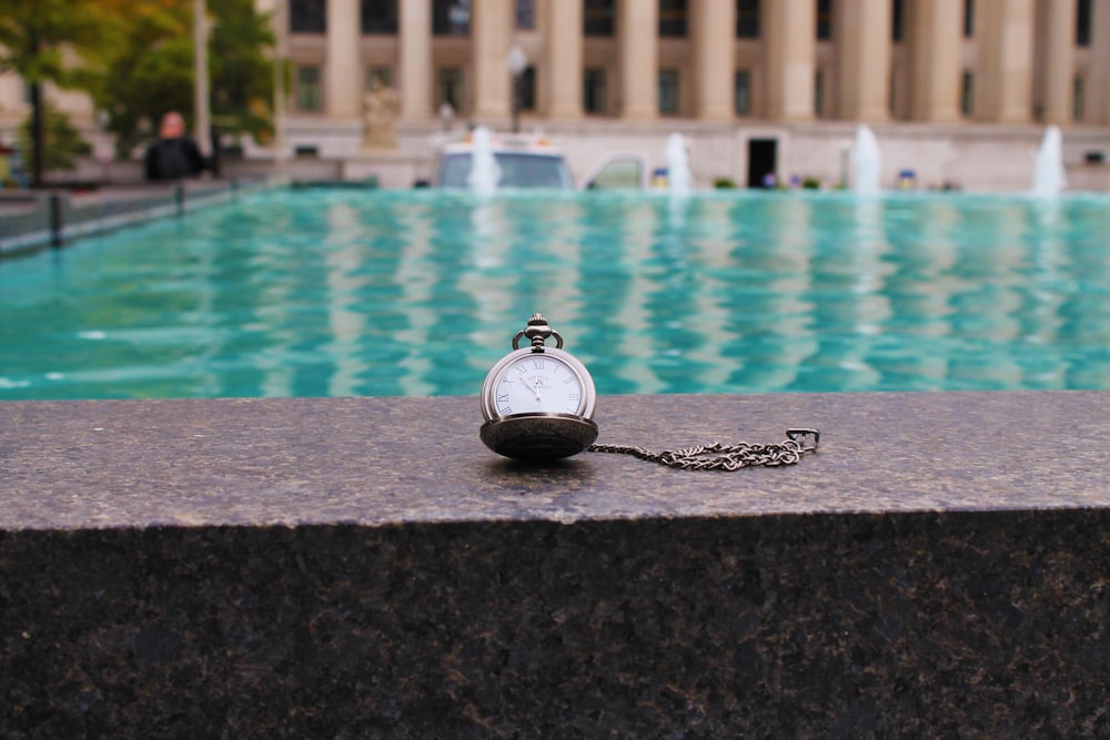 Silberne Taschenuhr auf dem Pool