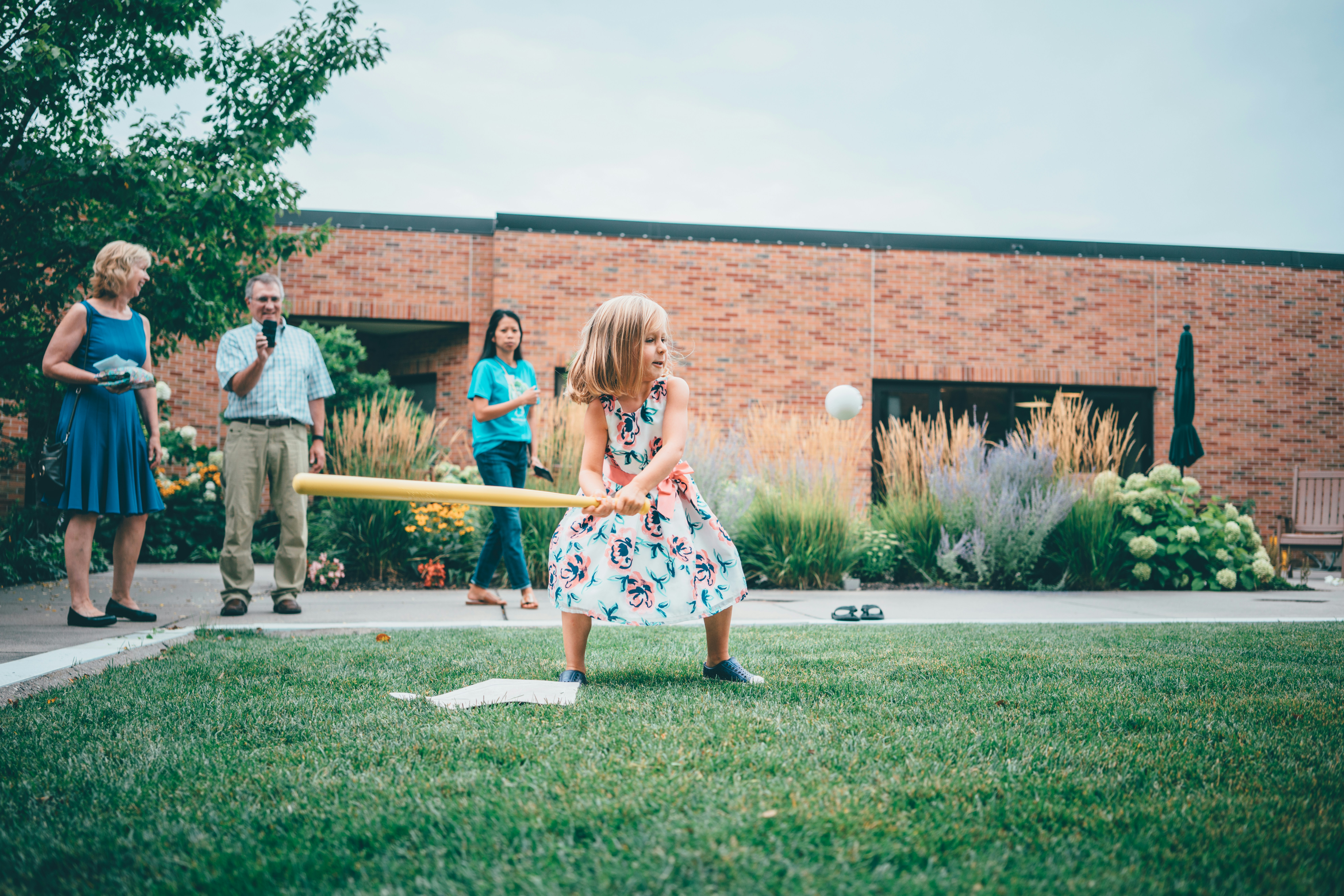 girl playing baseball, tips jadi orang tua yang baik, cara menjadi orang tua, cara supaya anak penurut dan berbakti