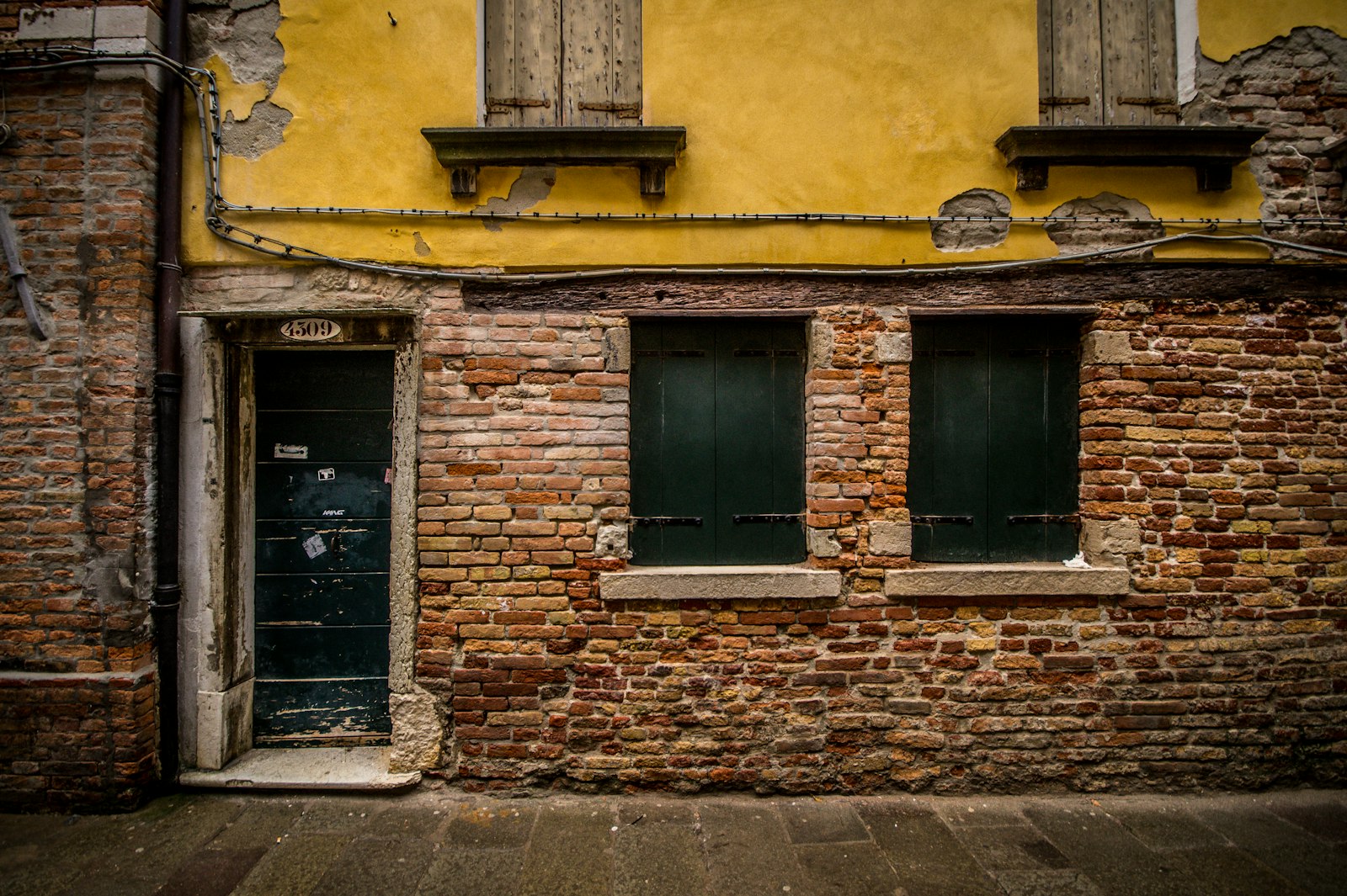 Sony SLT-A58 + Sigma AF 10-20mm F4-5.6 EX DC sample photo. Brown brick house photography photography