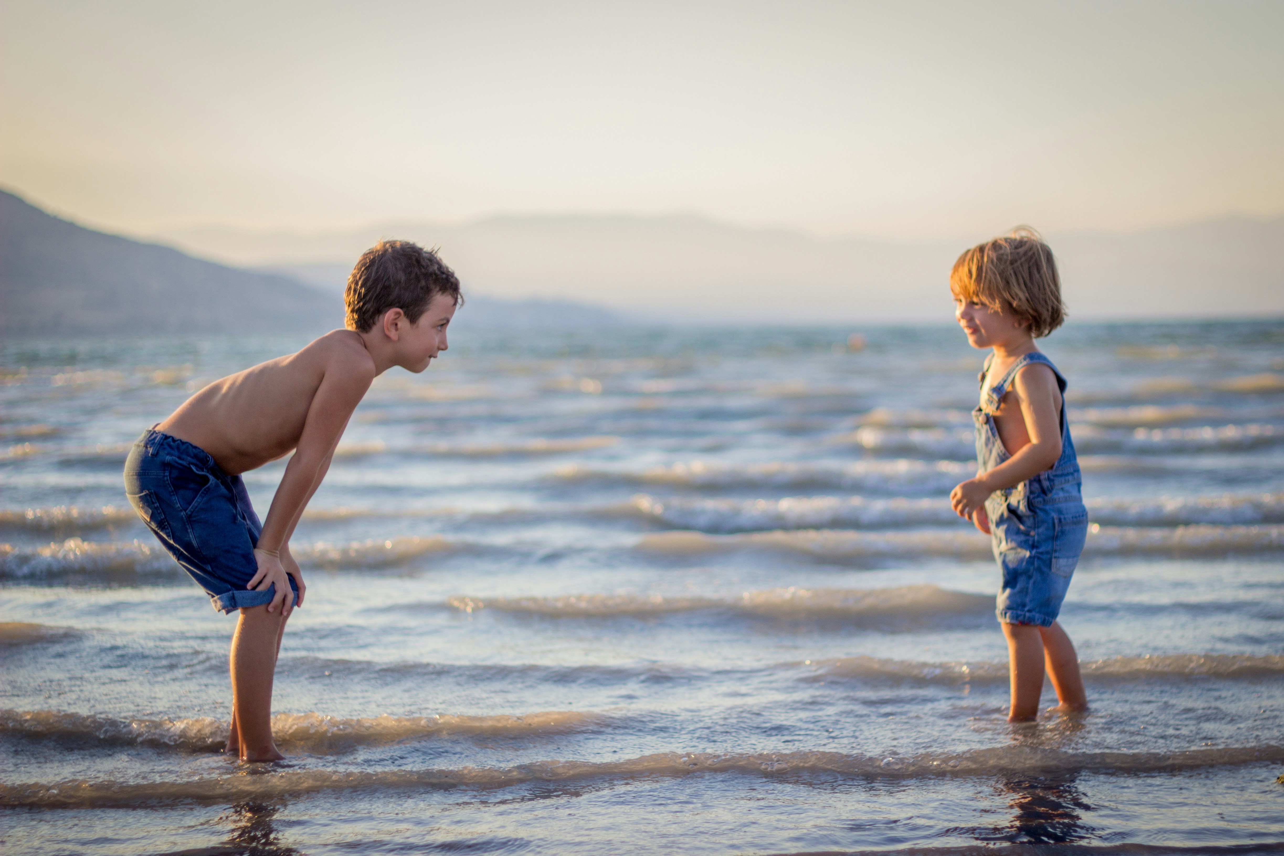 Deux enfants à la plage. | Photo : Unsplash