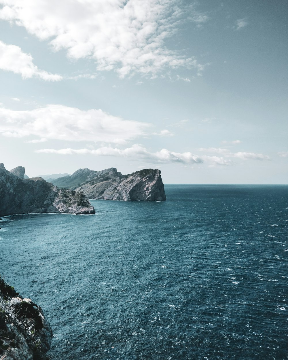 cuerpo de agua bajo nubes blancas