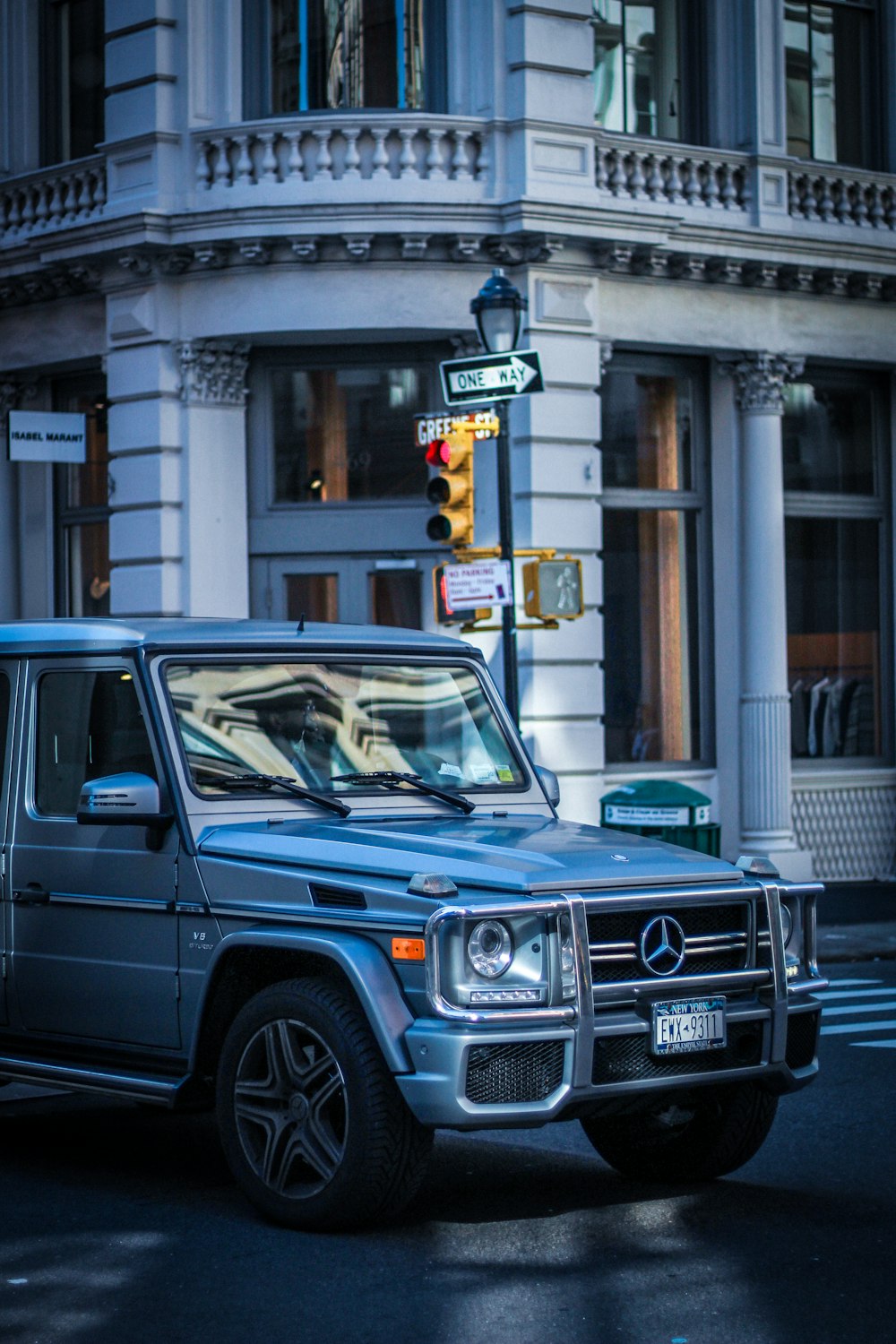 Vehículo Mercedes-Benz plateado