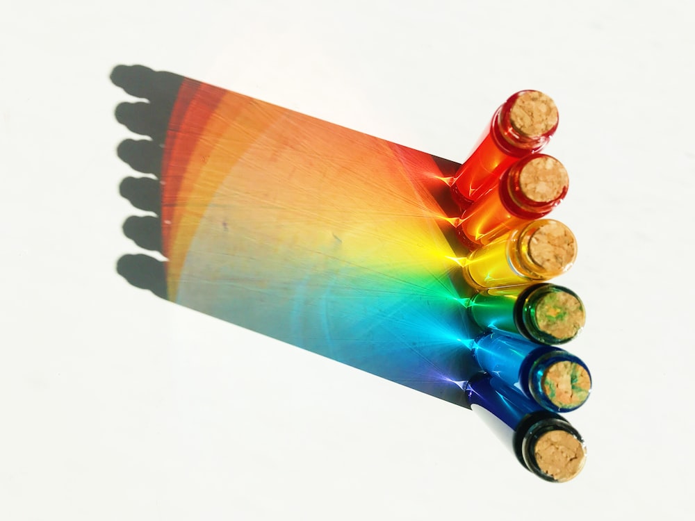 Seis tubos de colores de pintura surtidos