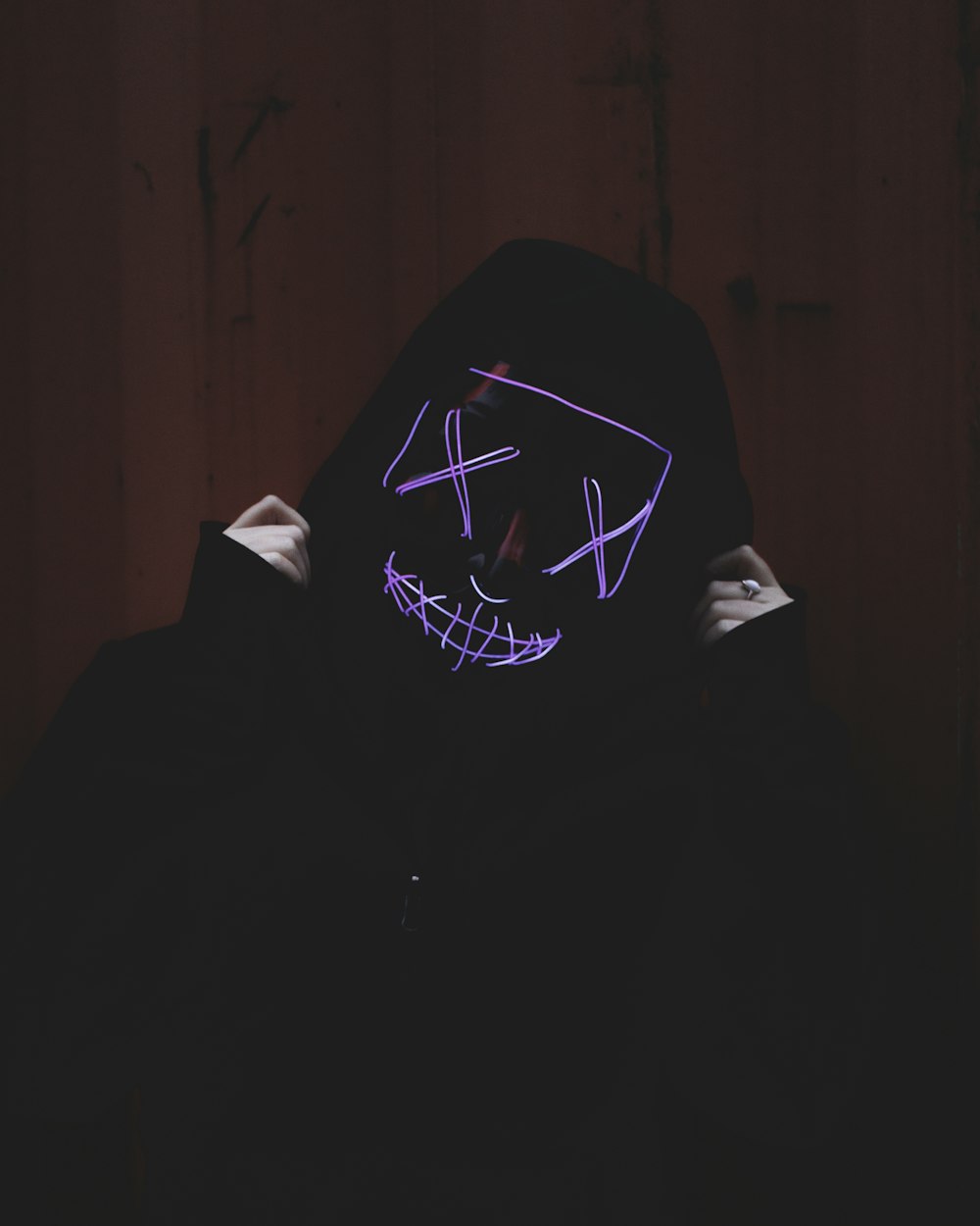 pessoa usando jaqueta preta com máscara