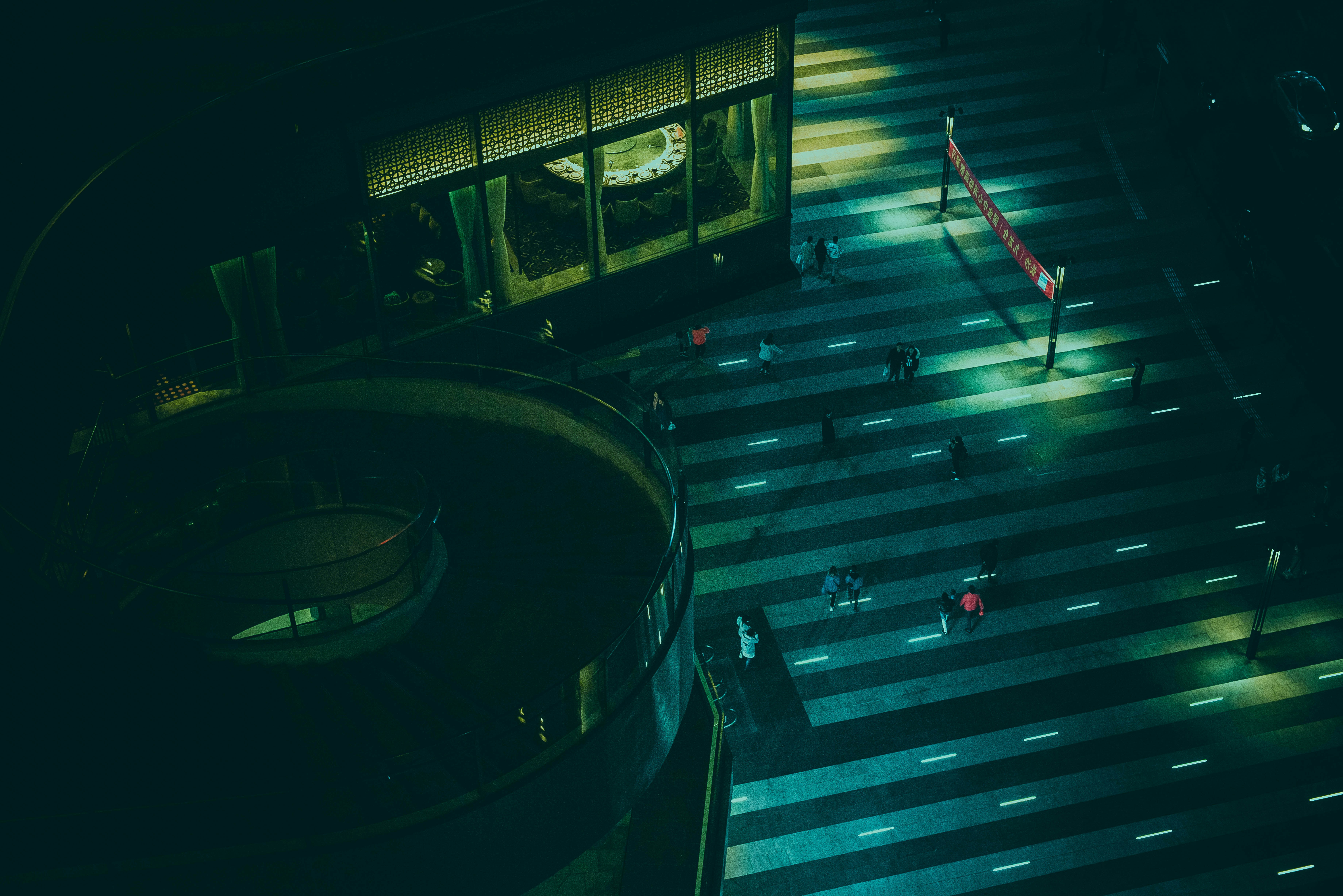 les gens qui marchent dans les rues ;