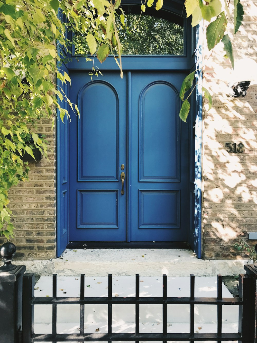 porta azul fechada