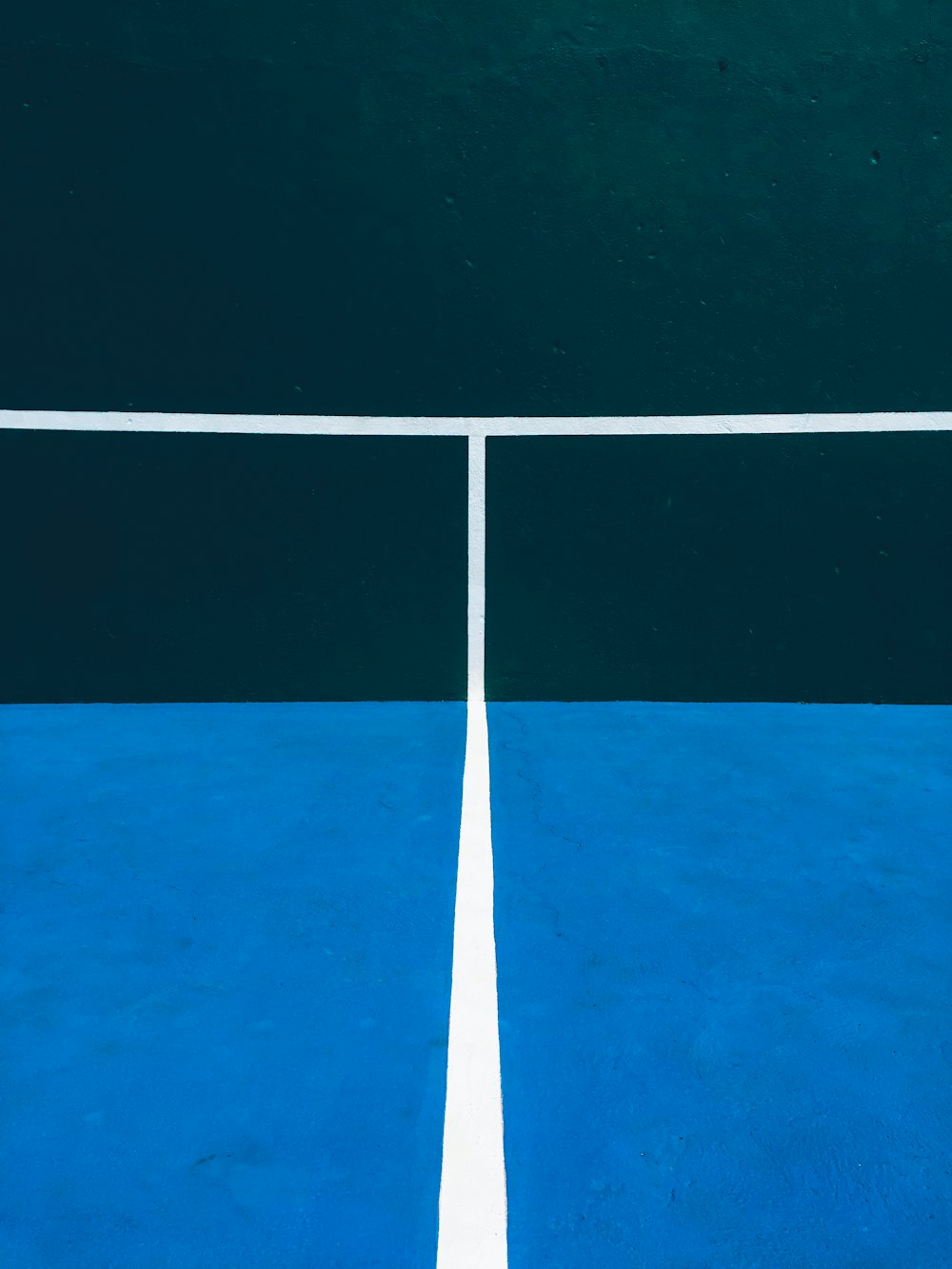 un campo da tennis con una linea bianca su di esso