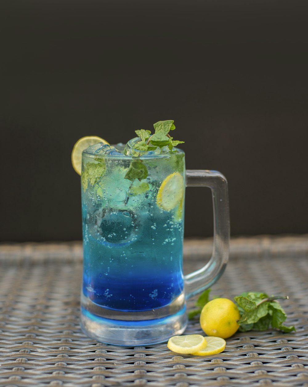 Taza de vidrio transparente con líquido azul