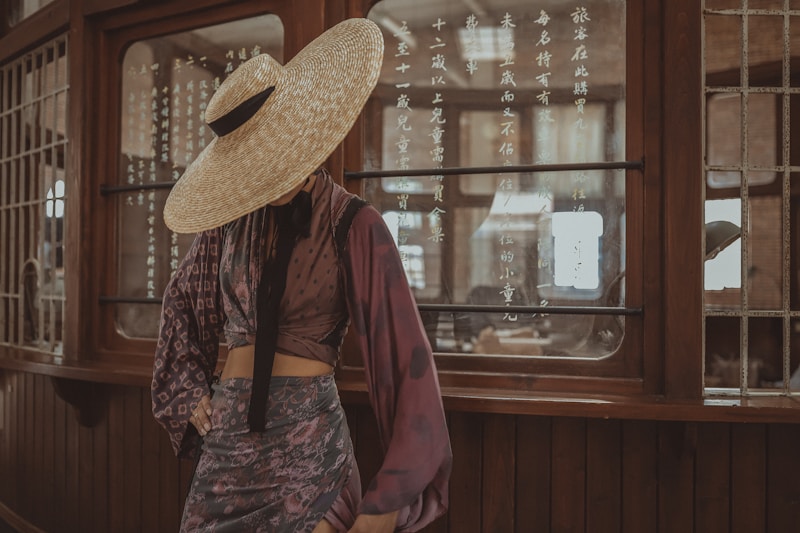 Femme chapeau paille vitrine Tokyo