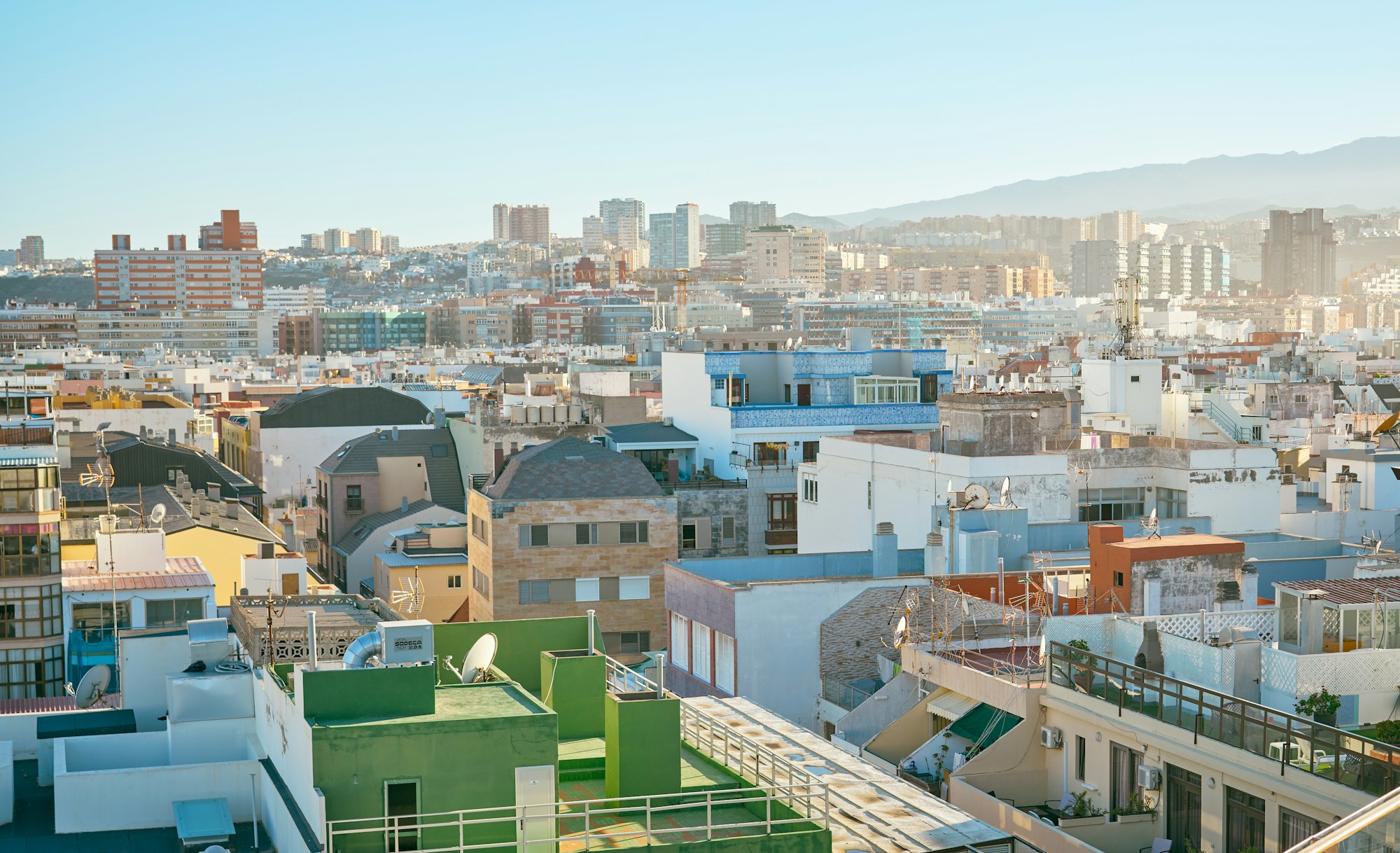 Rooftop View (Vista de uma cidade a partir de um terraço. Foto tirada a luz do dia.) (Photo by Vidar Nordli-Mathisen / Unsplash)