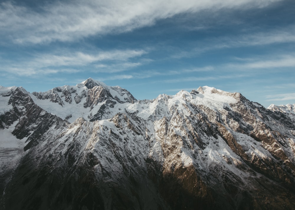 montagnes enneigées pendant la journée