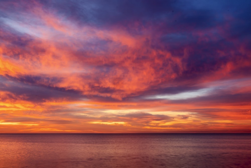 Calme de la mer pendant l’heure dorée