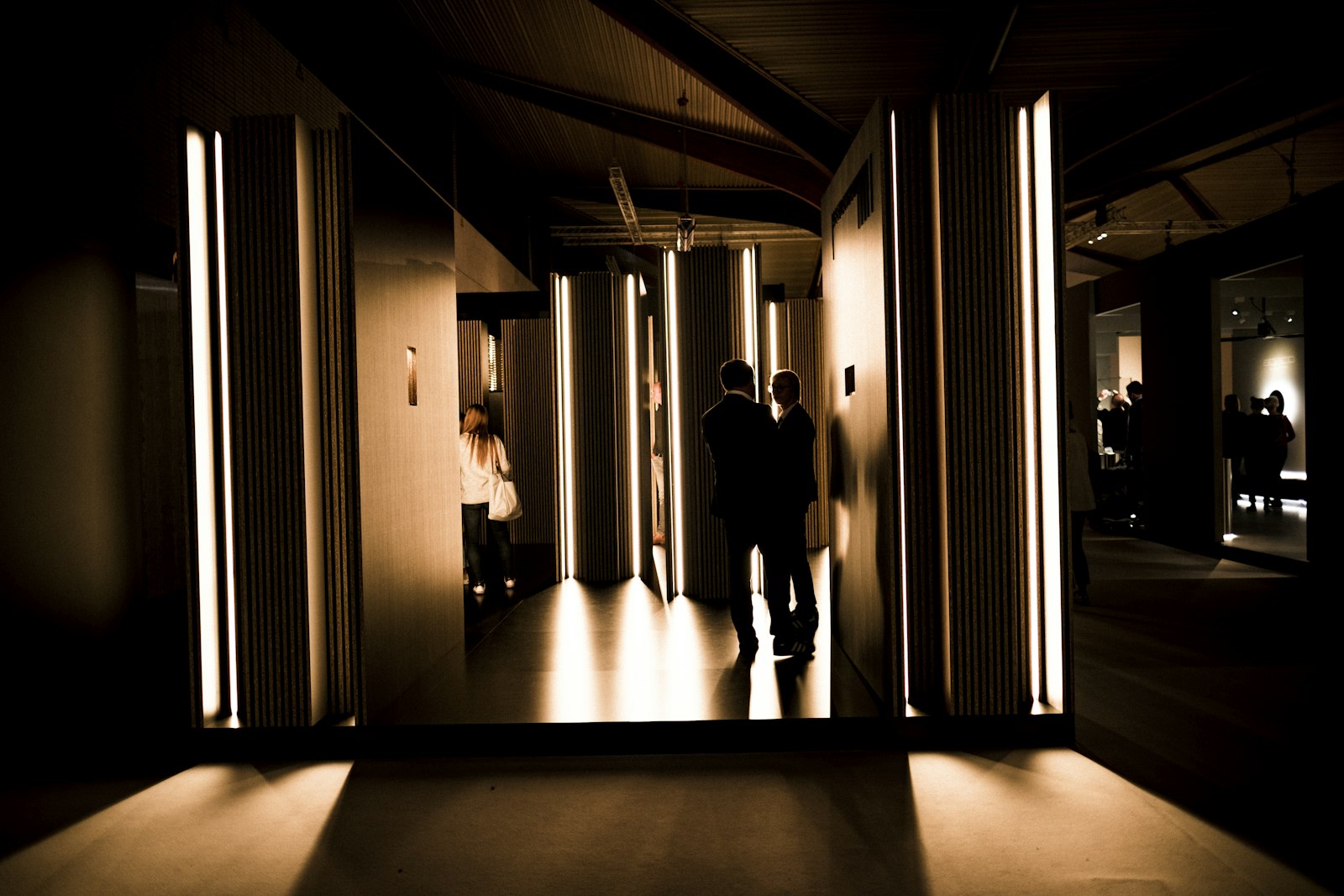 Fujifilm X-T3 + Fujifilm XF 16mm F1.4 R WR sample photo. Man standing behind wall photography