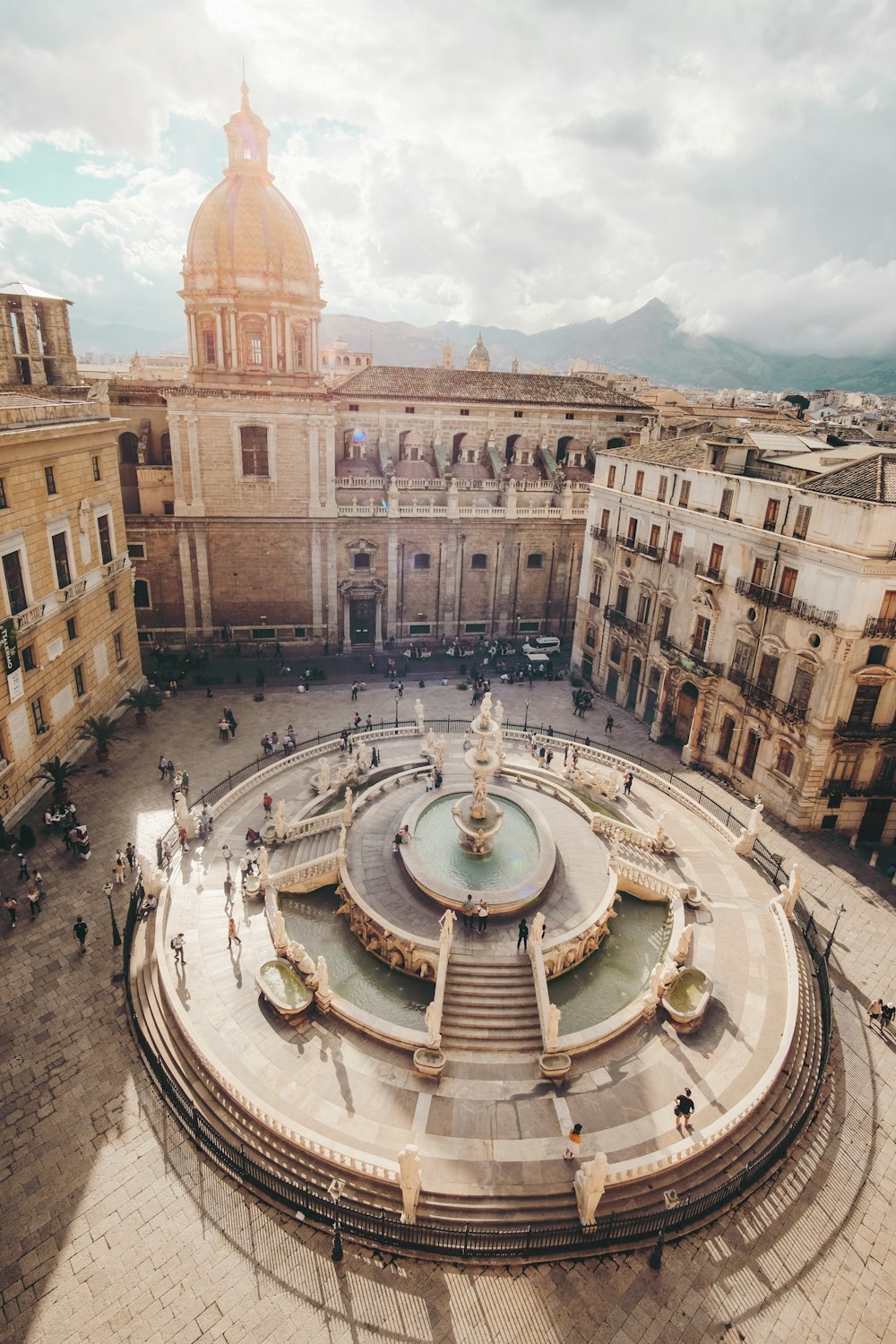 Persone che si riuniscono accanto alla cattedrale marrone