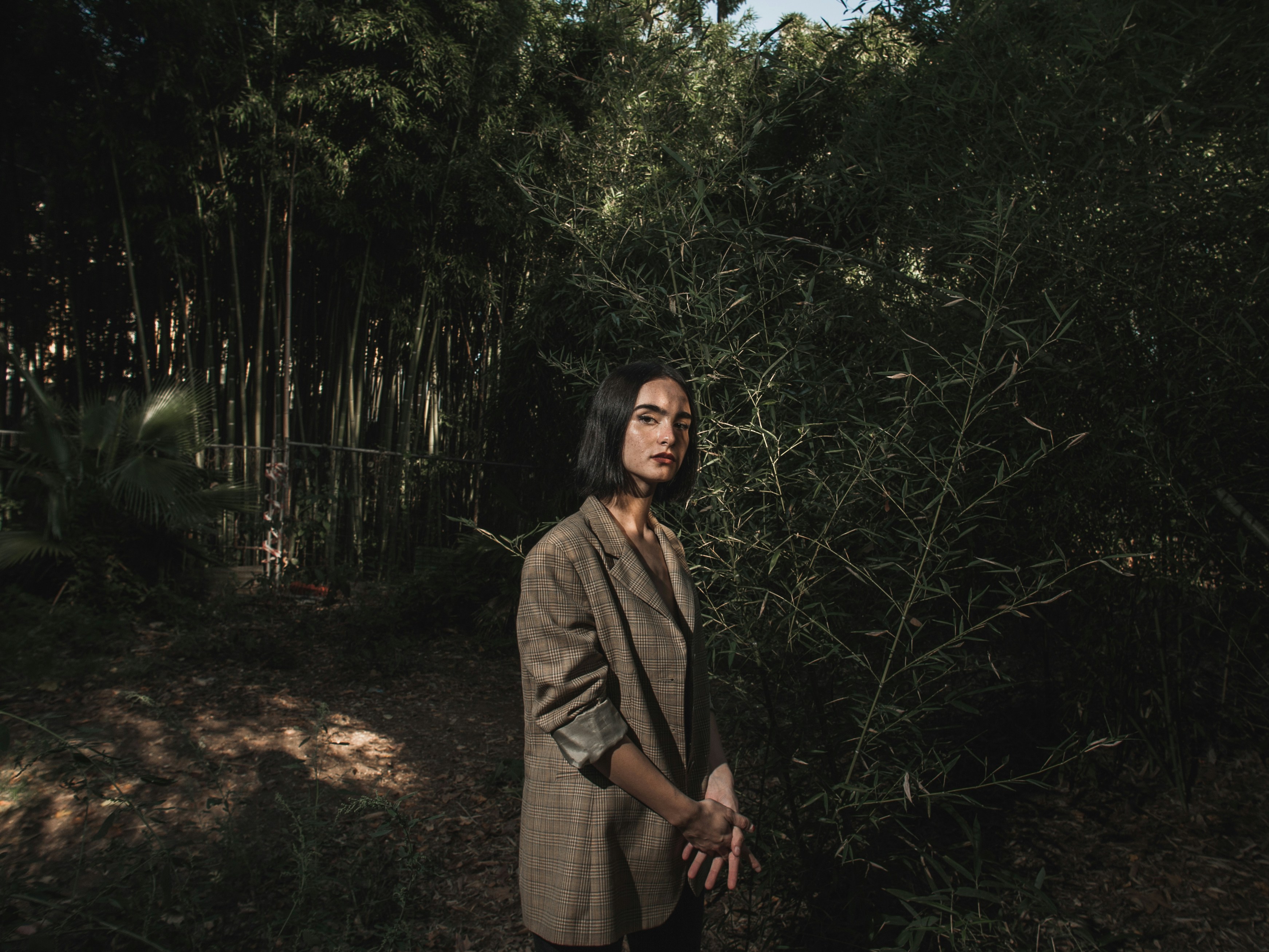 나무 근처에 서 있는 여자