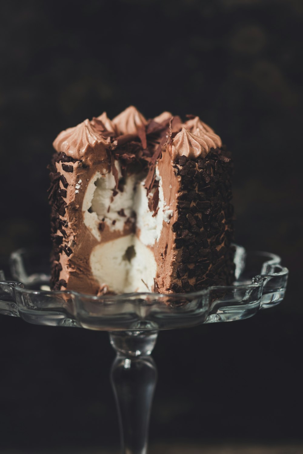 Pastel de chocolate y vainilla en rodajas en soporte para pasteles