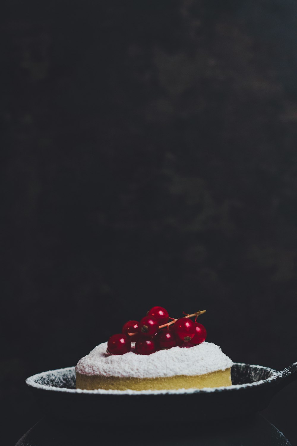 ein Stück Kuchen in schwarzer Schüssel