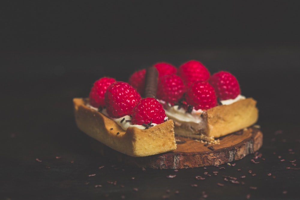 Photographie culinaire de pâtisseries cuites au four avec des framboises sur le dessus